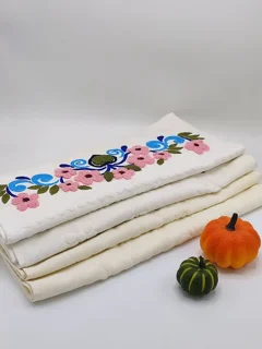 حوله های پانچ دوزی شده در چهار طرح متنوع